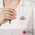 brooch-bee-silver-on-dress-min